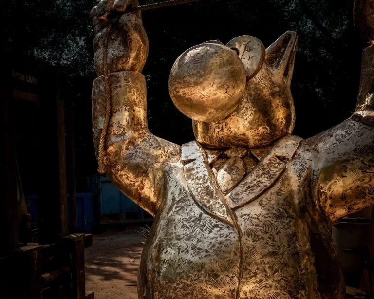 working the bronze sculpture chiseling le chat by philippe geluck photo credits florent stein 7 van geert art foundry